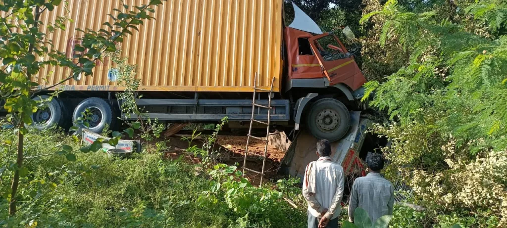 ट्रक-कंटेनर की टक्कर, दोनों गिरे खाई में, क्लीनर की मौत | New India Times