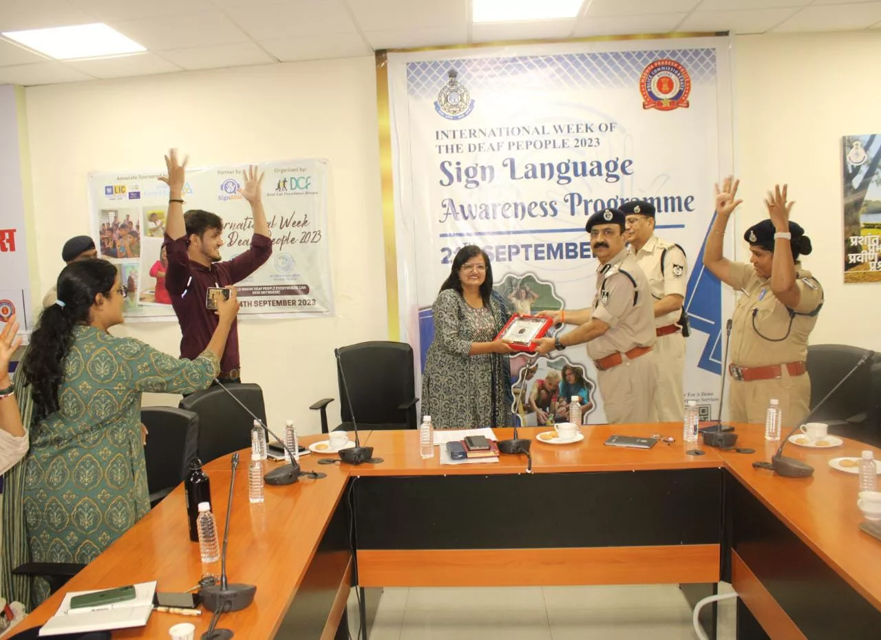 मूक बधिर वर्ग के लोगों की मदद हेतु पुलिस अधिकारियों को दिया गया sign language का प्रशिक्षण | New India Times