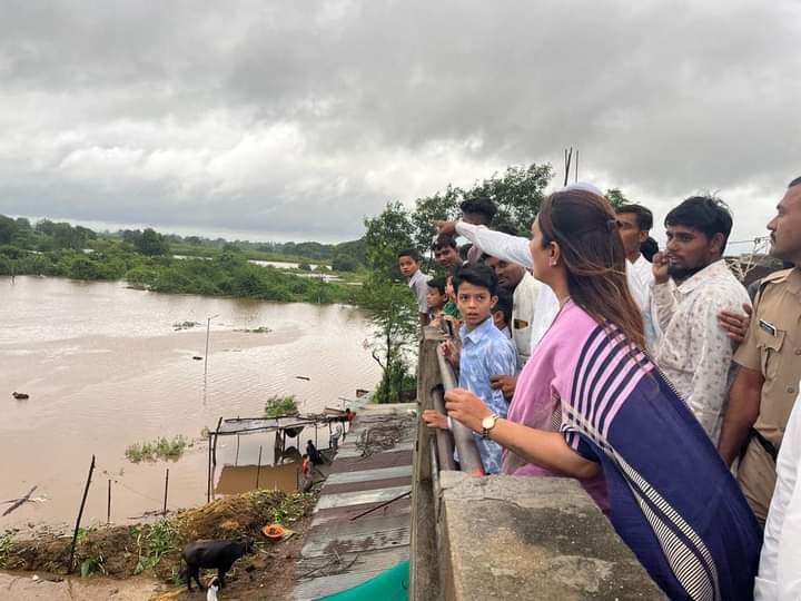 जलगांव जिले में कई गांवों का संपर्क टूटा, मूसलाधार बारिश से फसलें बर्बाद, फेस्टिवल्स की चमक में खोए मंत्री, जनता की मांग पीड़ितों की सुद लेने राजभवन से बाहर निकले गवर्नर | New India Times