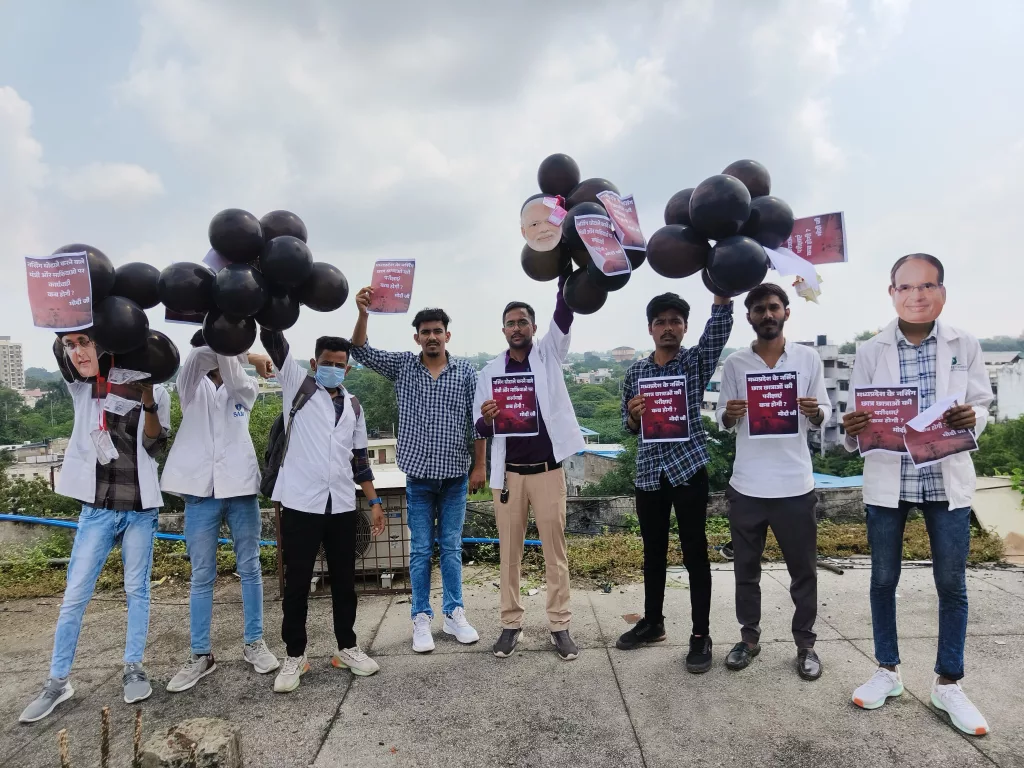 नर्सिंग छात्रों ने आसमान में काले गुब्बारे छोड़ कर भोपाल पहुंचे प्रधानमंत्री नरेंद्र मोदी का अनोखे अंदाज़ में किया विरोध | New India Times