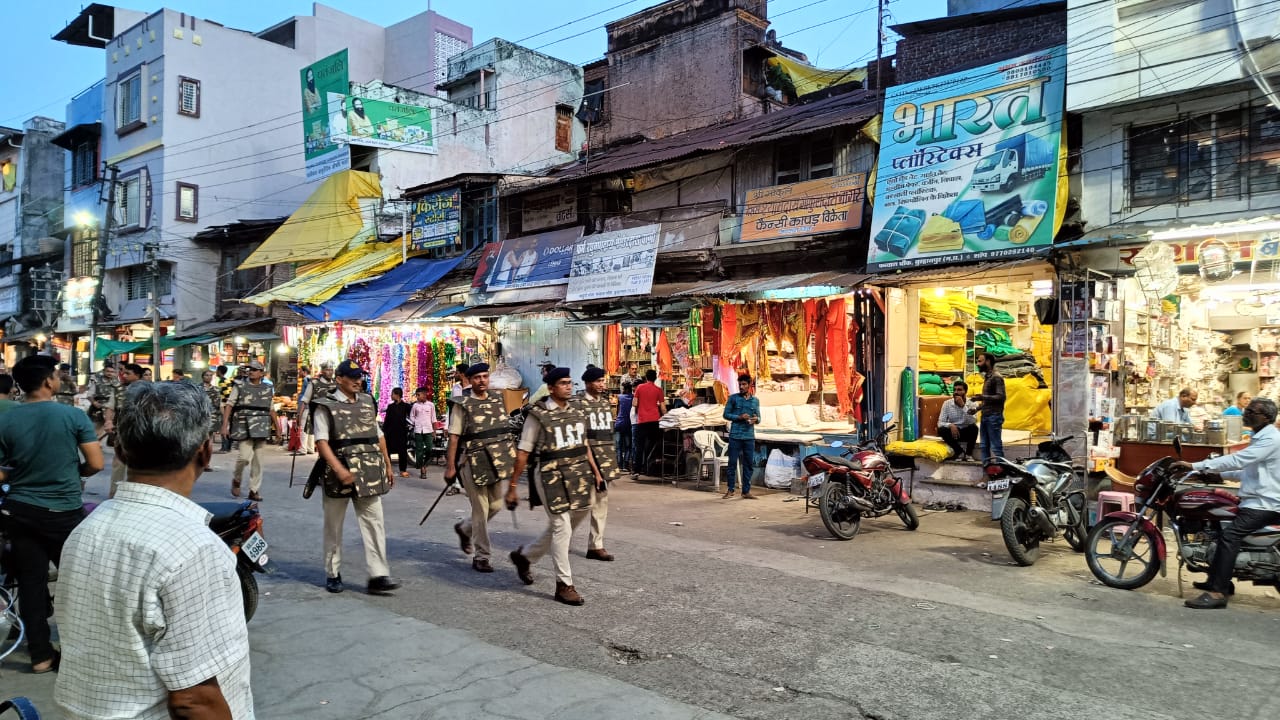 आगामी त्योहारों के मद्देनज़र पुलिस ने निकाला फ़्लैग-मार्च | New India Times