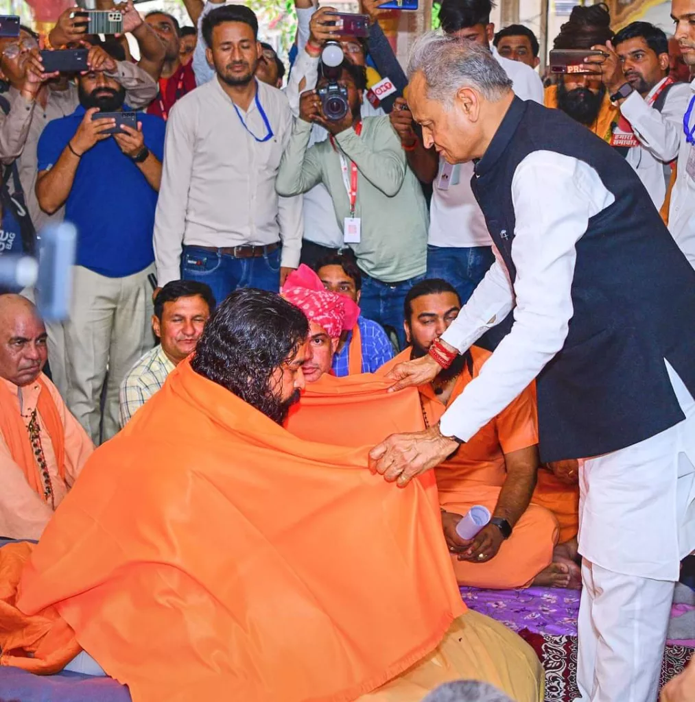 मुख्यमंत्री अशोक गहलोत ने किए सांगलिया धूणी के दर्शन 3 मुख्यमंत्री अशोक गहलोत ने किए सांगलिया धूणी के दर्शन | New India Times
