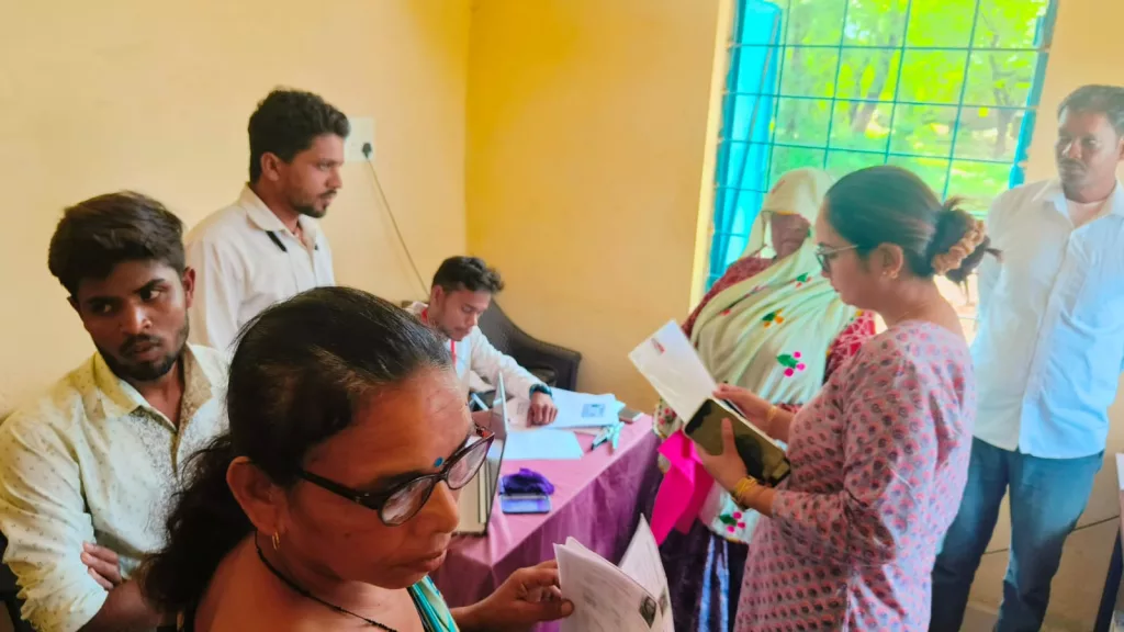 कलेक्टर द्वारा ग्राम पंचायतों का किया गया निरीक्षण 2 कलेक्टर द्वारा ग्राम पंचायतों का किया गया निरीक्षण | New India Times