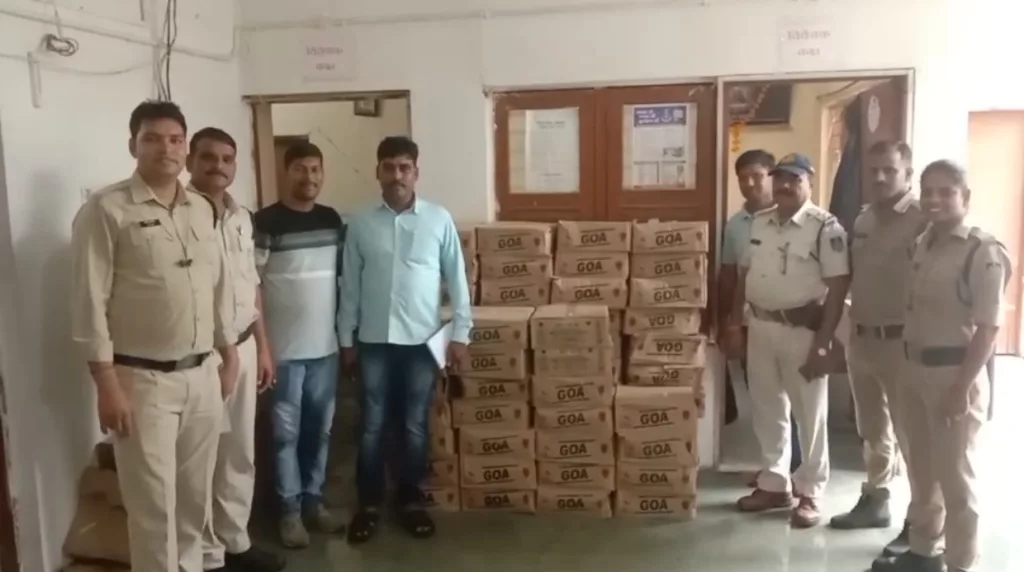 बड़नगर पुलिस को मिली बड़ी सफलता, एक आयशर वाहन में 605 पेटी अवैध शराब की बरामद 2 बड़नगर पुलिस को मिली बड़ी सफलता, एक आयशर वाहन में 605 पेटी अवैध शराब की बरामद | New India Times