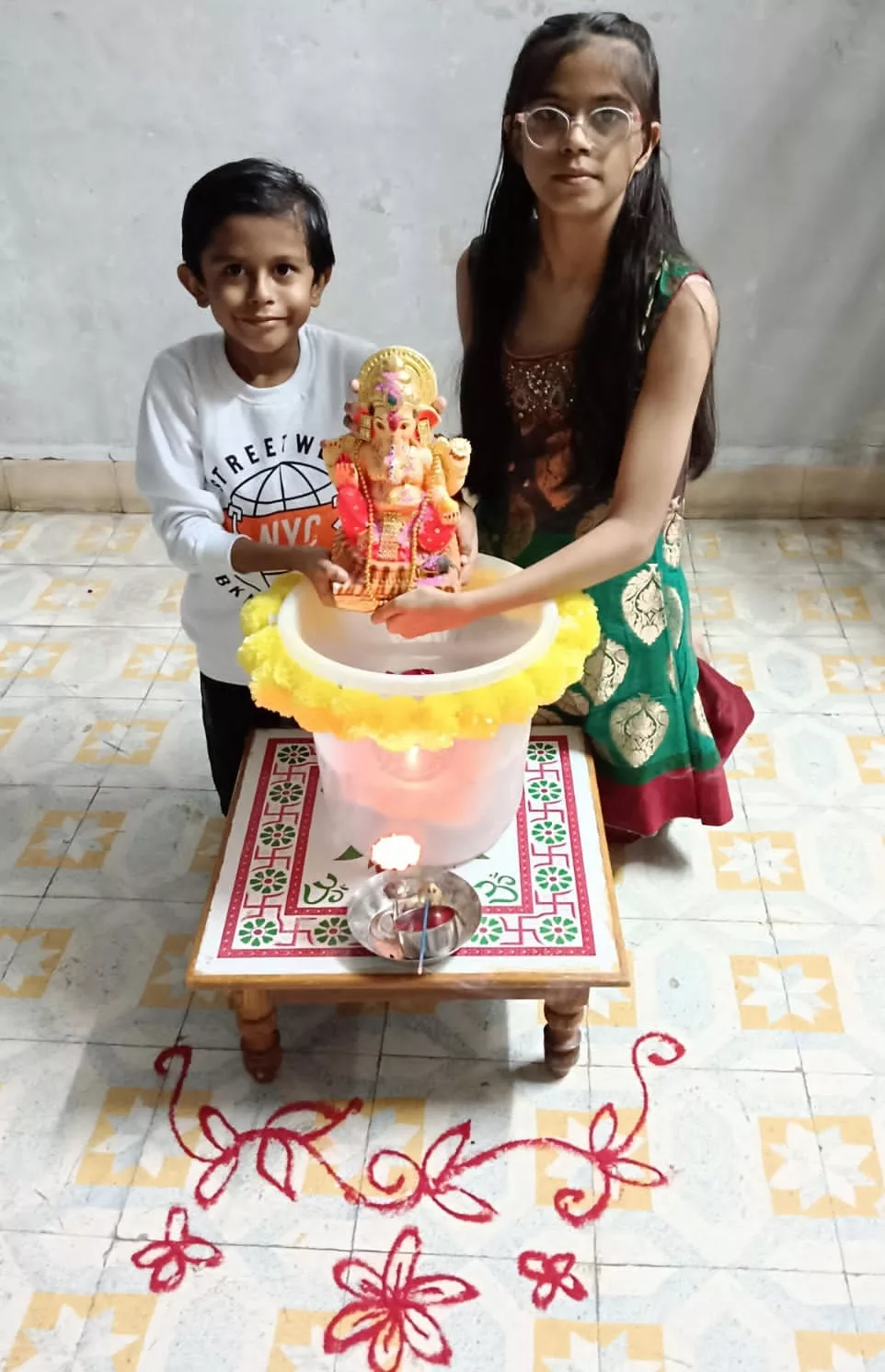 बच्चों द्वारा गणेश जी की मूर्ति का किया घर पर विसर्जन | New India Times