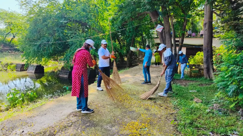एक कदम स्वच्छता की ओर, जिला प्रशासन ने देवझिरी में स्वच्छता पखवाड़ा के अंतर्गत चलाया स्वच्छता अभियान, कलेक्टर ने भी लगाई झाड़ू 3 एक कदम स्वच्छता की ओर, जिला प्रशासन ने देवझिरी में स्वच्छता पखवाड़ा के अंतर्गत चलाया स्वच्छता अभियान, कलेक्टर ने भी लगाई झाड़ू | New India Times
