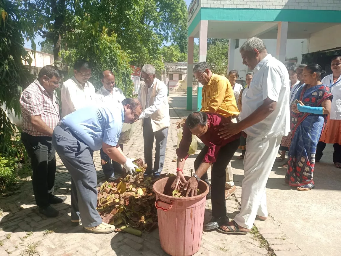 स्वच्छता ही सेवा के अंतर्गत सीएमओ ऑफिस में अधिकारियों कर्मचारियों ने किया श्रमदान | New India Times