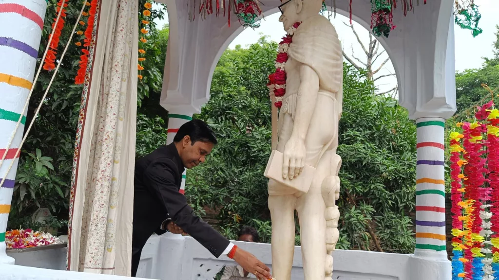 जनपद में हर्षोल्लास के साथ मनायी गयी गांधी व शास्त्री जयंती 3 जनपद में हर्षोल्लास के साथ मनायी गयी गांधी व शास्त्री जयंती | New India Times