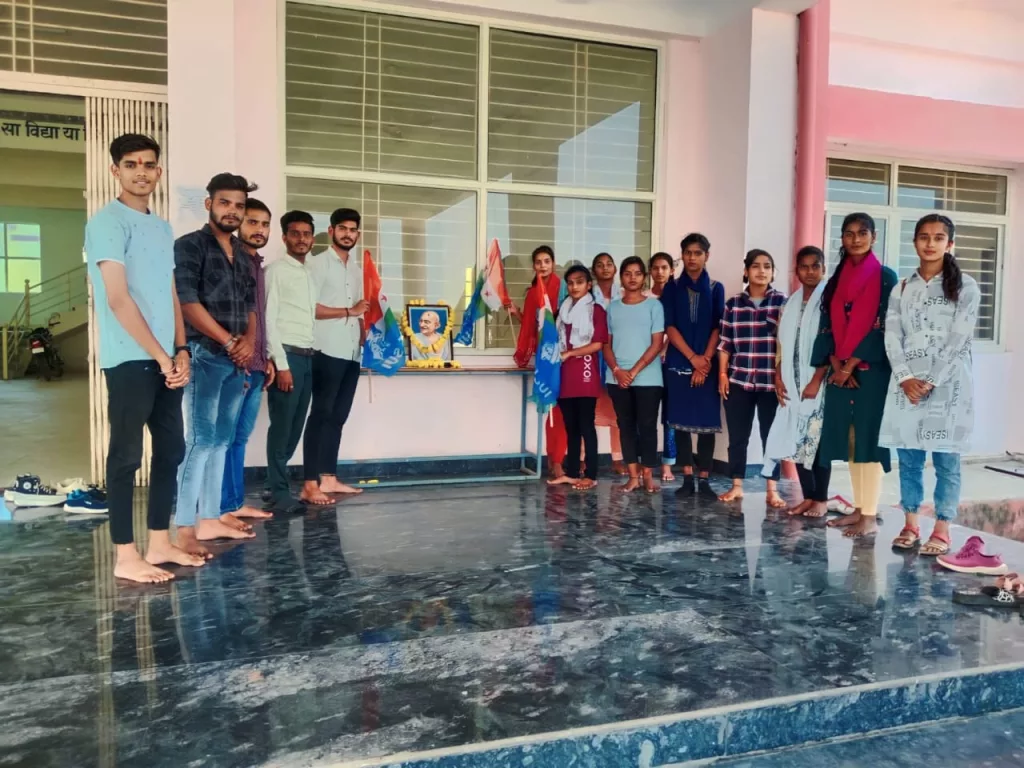 NSUI द्वारा शासकीय महाविद्यालय कुंभराज में महात्मा गांधी जी की प्रतिमा पर माल्यार्पण कर एवं गांधी चौपाल लगाकर मनाई गई गांधी जयंती 2 NSUI द्वारा शासकीय महाविद्यालय कुंभराज में महात्मा गांधी जी की प्रतिमा पर माल्यार्पण कर एवं गांधी चौपाल लगाकर मनाई गई गांधी जयंती | New India Times