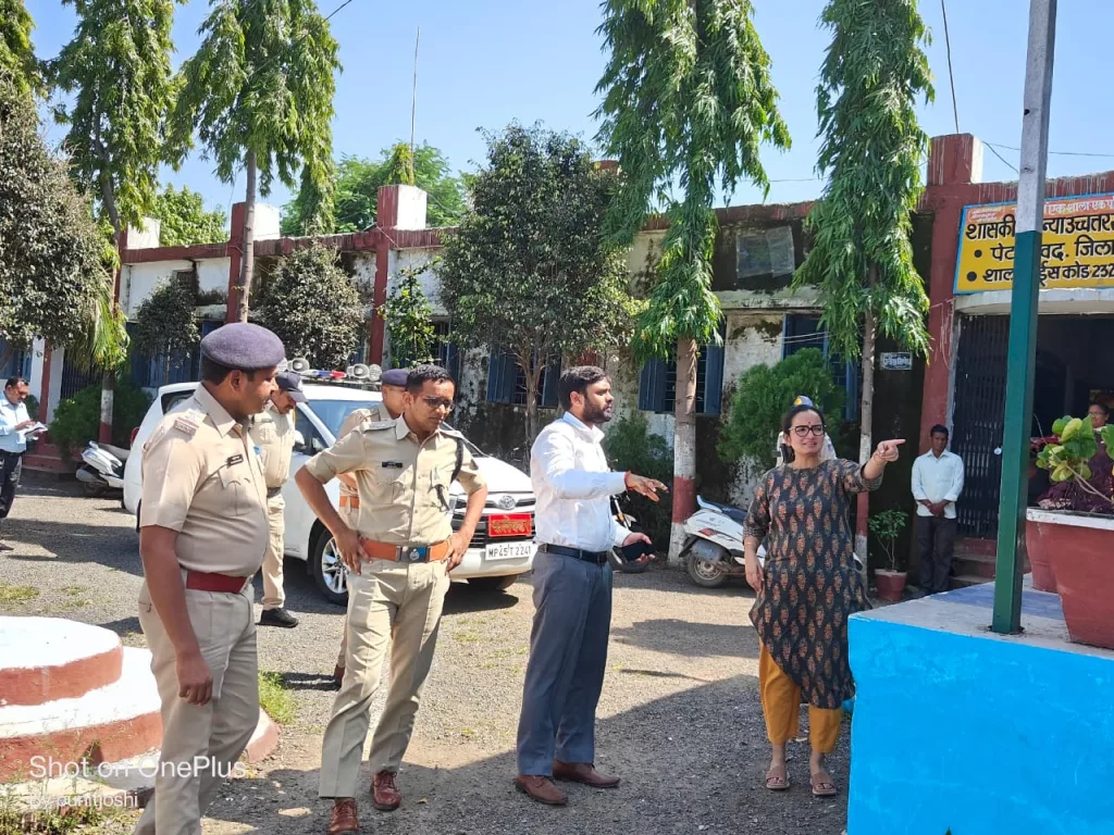 कलेक्टर एवं पुलिस अधीक्षक द्वारा किया गया मतदान केंद्रों का निरीक्षण 2 कलेक्टर एवं पुलिस अधीक्षक द्वारा किया गया मतदान केंद्रों का निरीक्षण | New India Times