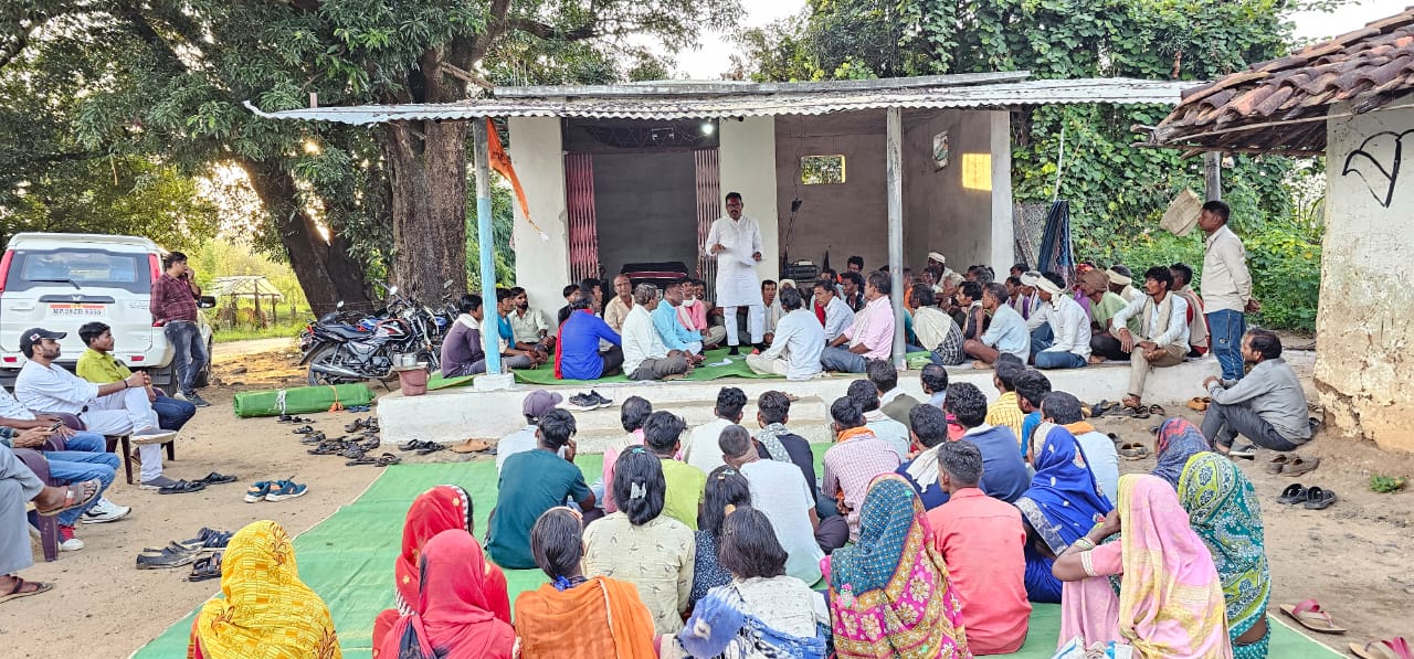 कार्यकर्ताओं बूथ प्रबंधन के जिम्मेदारों से चर्चा कर दी रंगमंच की सौगात, दर्जनों युवकों एवं महिलाओं ने कांग्रेस की सदस्यता लिया, विधायक ने किया स्वागत | New India Times