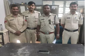 थाना अशोका गार्डन पुलिस द्वारा ट्रेनों में चोरी करने वाले चोर को किया गिरफ्तार | New India Times