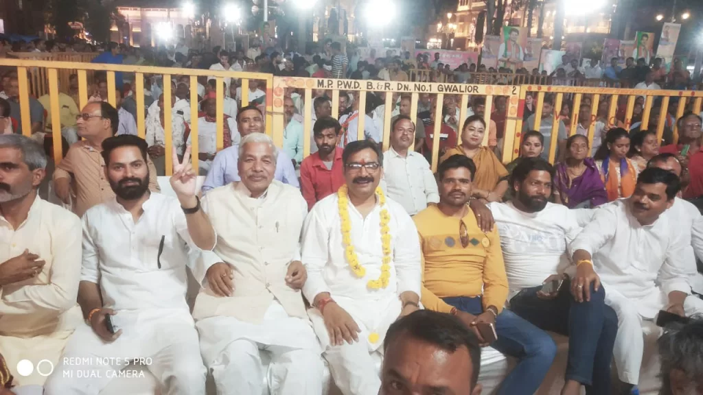 श्रीमंत सिंधिया ने फेंकी फूल माला, सीधे पहुंची सत्येन्द्र शर्मा के गले में 2 श्रीमंत सिंधिया ने फेंकी फूल माला, सीधे पहुंची सत्येन्द्र शर्मा के गले में | New India Times