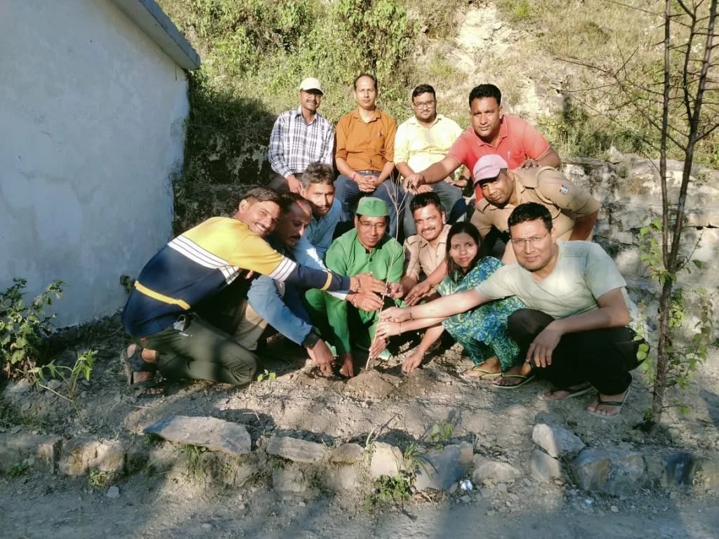 वृक्षमित्र डॉ सोनी ने खड़कसारी स्कूल में किया पौधारोपण 2 वृक्षमित्र डॉ सोनी ने खड़कसारी स्कूल में किया पौधारोपण | New India Times