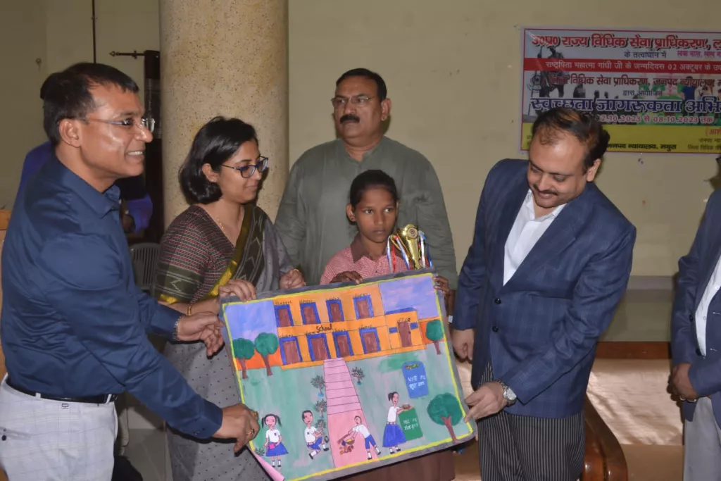 मथुरा जनपद न्यायाधीश आशीष गर्ग द्वारा, स्वच्छता जागरूकता अभियान के अंतर्गत निबन्ध एवं चित्रकला प्रतियोगिता में छात्र-छात्राओं को किया गया पुरुस्कृत | New India Times