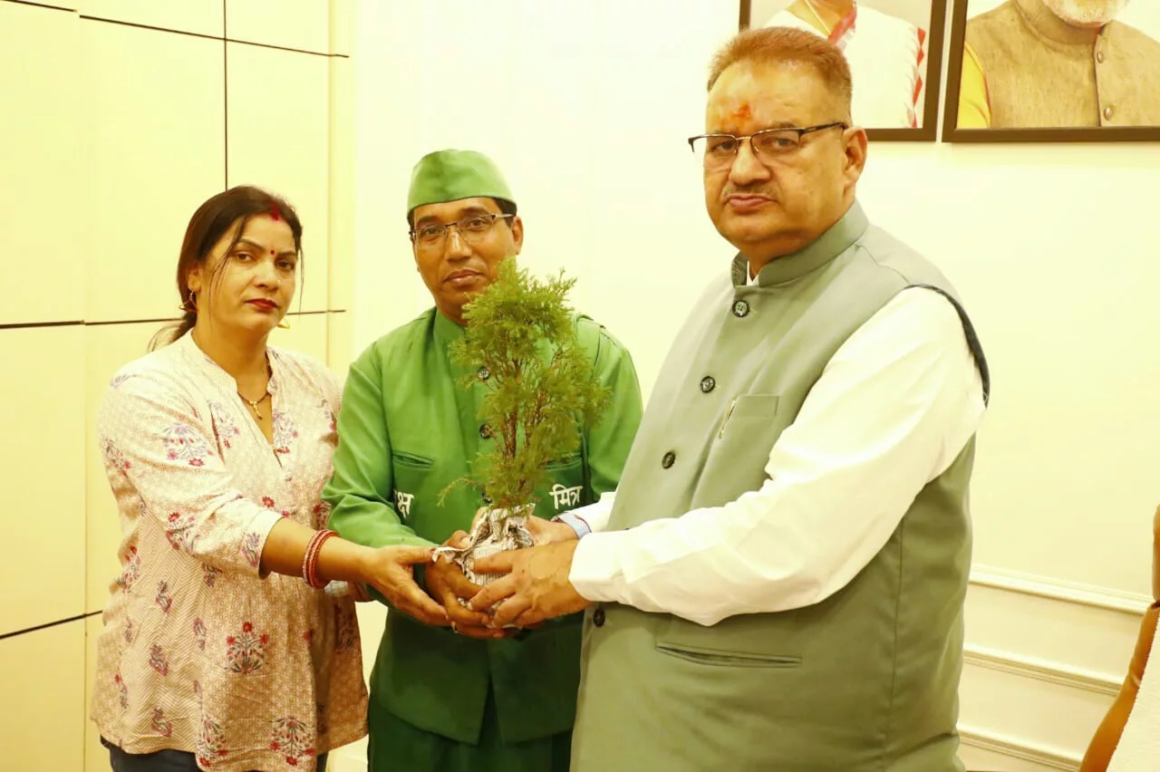 सैनिक कल्याण मंत्री गणेश जोशी को वृक्षमित्र ने दिया उपहार में पौधा | New India Times