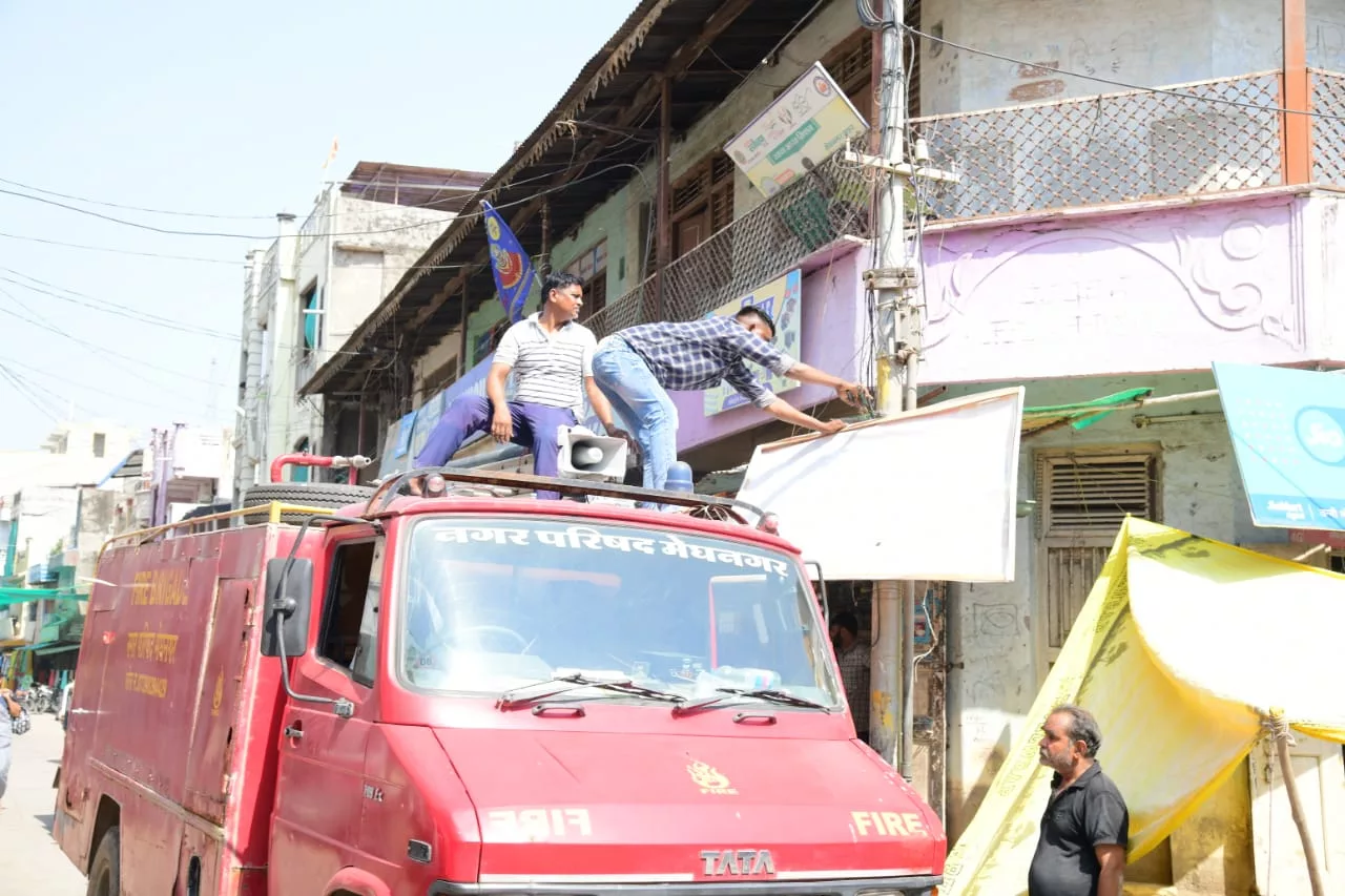 आचार संहिता लगते ही नगर परिषद मेघनगर ने हटाए पोस्टर, बैनर, झंडे | New India Times