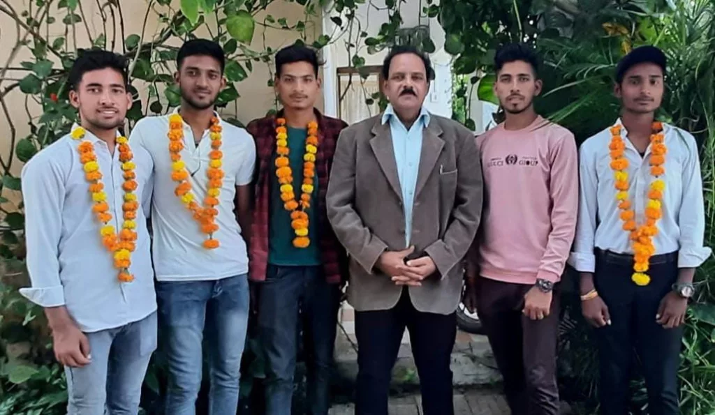 जुन्नारदेव के युवा वायु सेवा में हुए चयनित, पूर्व प्रिंसिपल का लिया आशीर्वाद 2 जुन्नारदेव के युवा वायु सेवा में हुए चयनित, पूर्व प्रिंसिपल का लिया आशीर्वाद | New India Times