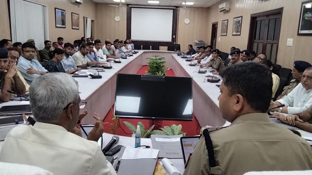 जिलाधिकारी शैलेंद्र कुमार सिंह तथा वरिष्ठ पुलिस अधीक्षक शैलेश कुमार पांडेय ने धनतेरस, दीपावली, गोवर्धन पूजा आदि पर्वों में कानून व्यवस्था बनाये रखने को लेकर अधिकारियों के साथ की समीक्षा बैठक | New India Times