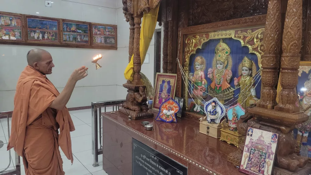 गुजरात के राजकोट से पैदल यात्रा करके बुरहानपुर के स्वामी नारायण मंदिर पहुंचे करीब 60 से 70 संत | New India Times