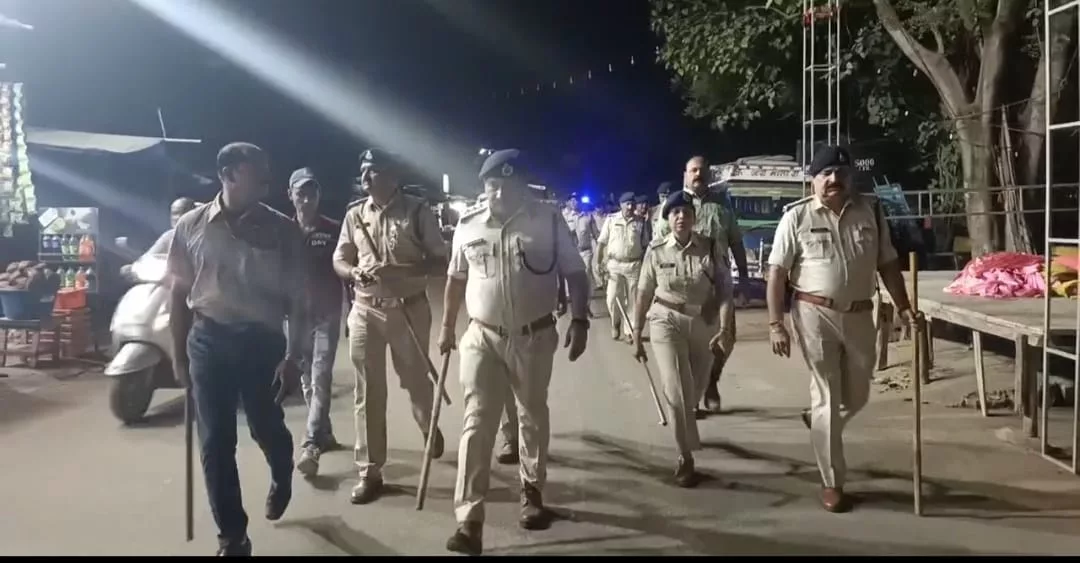 भोपाल थाना टीला जमालपुरा क्षेत्र में नंगी तलवार लेकर बदमाशों ने गाड़ियों के शीशे तोड़े और एक परिवार के दरवाजों पर किया हमला, पुलिस ने संवेदनशील इलाक़ों में किया पैदल मार्च | New India Times
