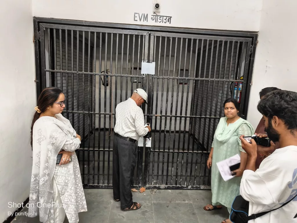 विधानसभा वार प्रथम रेंडमाइजेशन हेतु राजनैतिक दलों के प्रतिनिधियों के समक्ष खोला गया नवीन ईवीएम वेयरहाउस 2 विधानसभा वार प्रथम रेंडमाइजेशन हेतु राजनैतिक दलों के प्रतिनिधियों के समक्ष खोला गया नवीन ईवीएम वेयरहाउस | New India Times
