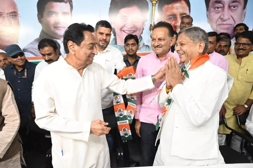 भाजपा-बसपा समेत अन्य पार्टियों के हजारों पदाधिकारी-कार्यकर्ता कांग्रेस में हुए शामिल, पूर्व मुख्यमंत्री कमलनाथ ने सभी को ग्रहण कराई कांग्रेस पार्टी की सदस्यता 3 भाजपा-बसपा समेत अन्य पार्टियों के हजारों पदाधिकारी-कार्यकर्ता कांग्रेस में हुए शामिल, पूर्व मुख्यमंत्री कमलनाथ ने सभी को ग्रहण कराई कांग्रेस पार्टी की सदस्यता | New India Times