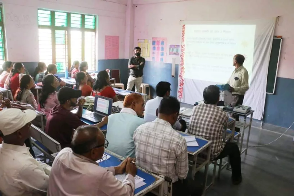 मतदान अधिकारियों को निर्वाचन प्रशिक्षण में बताई जा रही है निर्वाचन संबंधी बारीकियां | New India Times