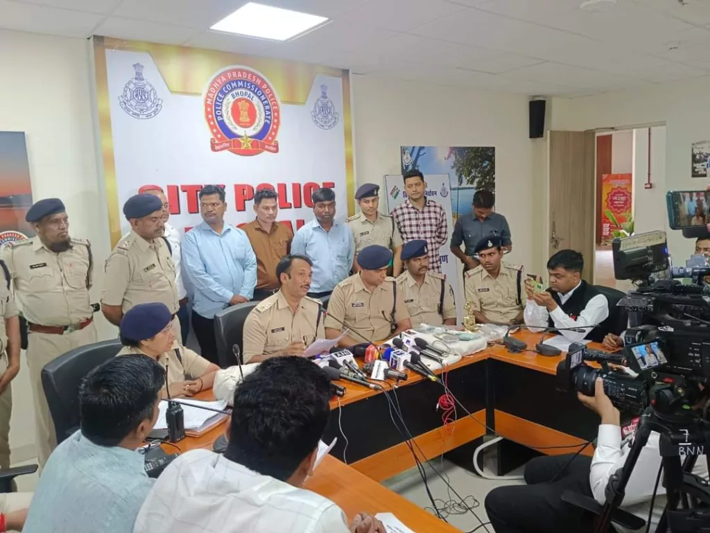 कार पर ऑयल डालकर चोरी की <br>वारदात करने वाले को थाना हनुमानगंज की पुलिस ने गिरफ्तार कर कई महत्वपूर्ण दस्तावेज़ किया बरामद 2 कार पर ऑयल डालकर चोरी की <br>वारदात करने वाले को थाना हनुमानगंज की पुलिस ने गिरफ्तार कर कई महत्वपूर्ण दस्तावेज़ किया बरामद | New India Times