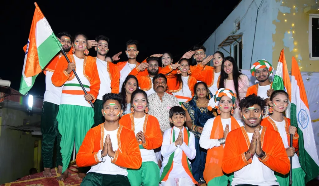 अहमदाबाद के प्रसिद्ध गायक कलाकारों को सुनने और प्रसिद्ध गुजराती गरबा के लिए आतुर हैं श्रद्धालु | New India Times