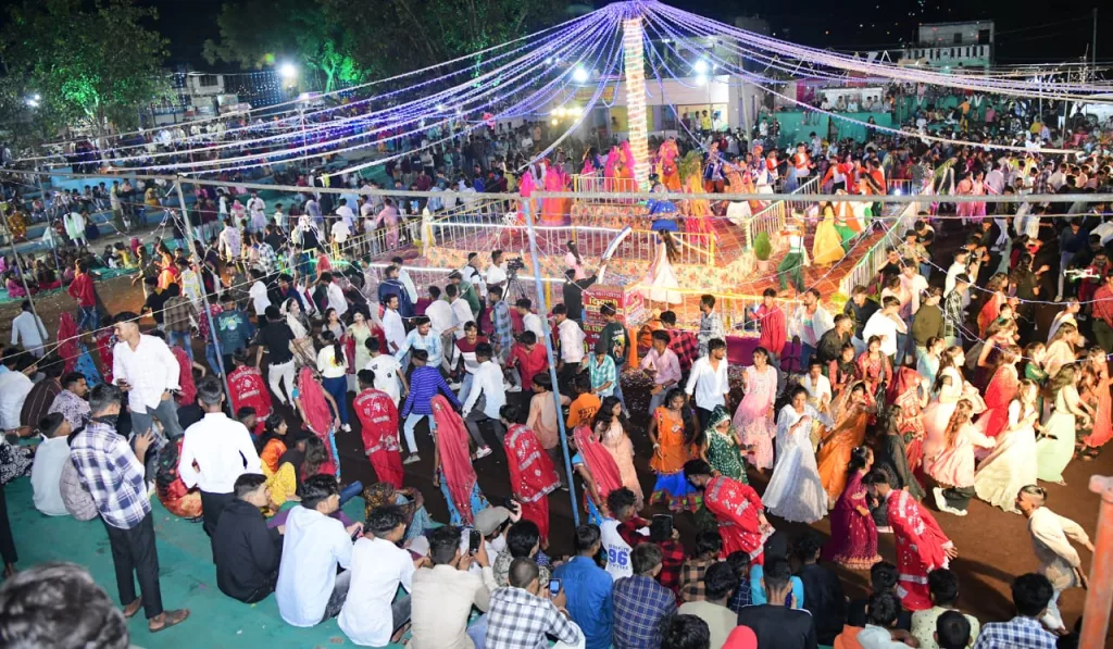 अहमदाबाद के प्रसिद्ध गायक कलाकारों को सुनने और प्रसिद्ध गुजराती गरबा के लिए आतुर हैं श्रद्धालु | New India Times