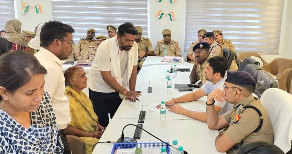 संपूर्ण समाधान दिवस पर उपस्थित समस्त अधिकारियों को प्राप्त शिकायतों का समय सीमा में निस्तारण के डीएम ने दिये निर्देश 2 संपूर्ण समाधान दिवस पर उपस्थित समस्त अधिकारियों को प्राप्त शिकायतों का समय सीमा में निस्तारण के डीएम ने दिये निर्देश | New India Times