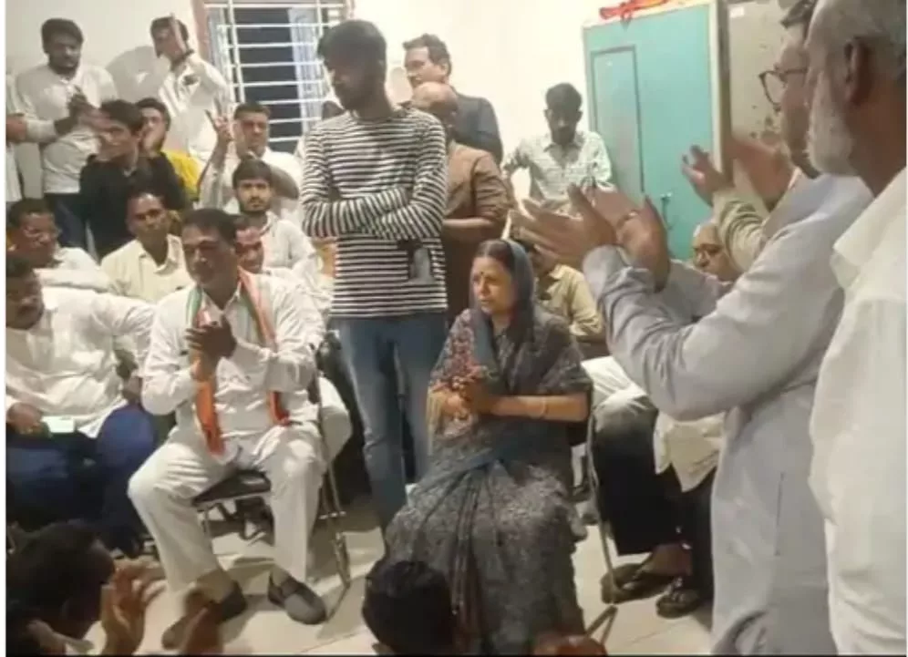 दिवंगत सांसद स्वर्गीय नंदकुमार सिंह चौहान के युवा पुत्र हर्षवर्धन सिंह चौहान क्या बगावत करेंगे? 2 दिवंगत सांसद स्वर्गीय नंदकुमार सिंह चौहान के युवा पुत्र हर्षवर्धन सिंह चौहान क्या बगावत करेंगे? | New India Times