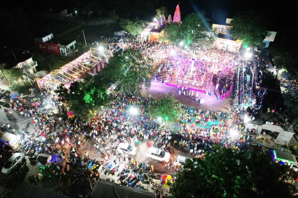 आपार भीड़ से खचाखच भर गया फुट तालाब, हनुमान मंदिर बना लोगों की आस्था का केंद्र 4 आपार भीड़ से खचाखच भर गया फुट तालाब, हनुमान मंदिर बना लोगों की आस्था का केंद्र | New India Times