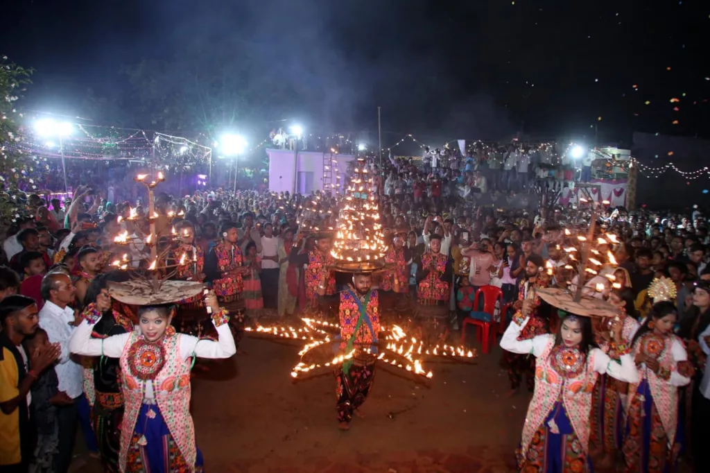 आपार भीड़ से खचाखच भर गया फुट तालाब, हनुमान मंदिर बना लोगों की आस्था का केंद्र | New India Times