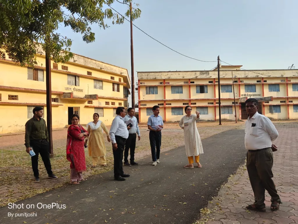 कलेक्टर एवं निर्वाचन अधिकारी ने पॉलिटेक्निक कॉलेज झाबुआ में चुनाव सामग्री वितरण व्यवस्था का लिया जायजा | New India Times