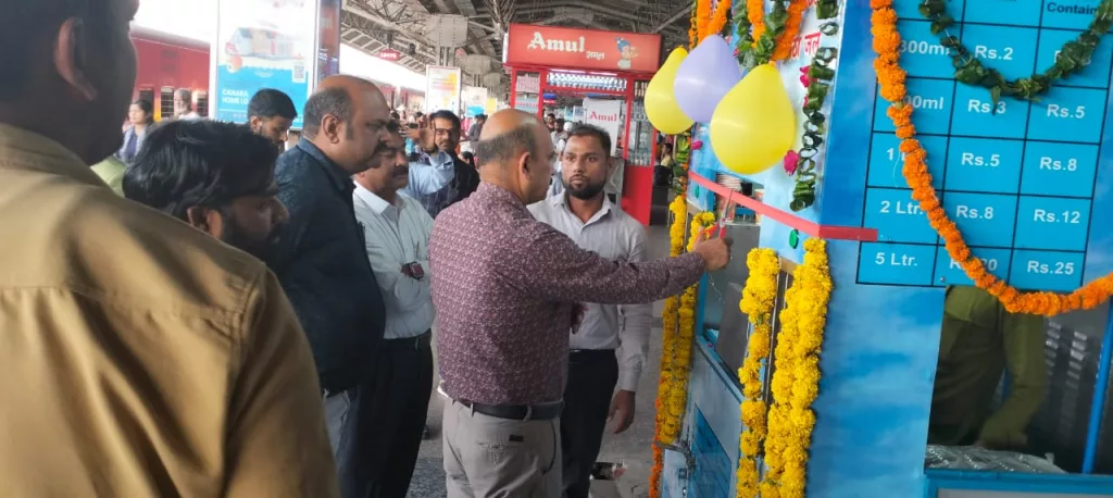 स्टेशन निदेशक मथुरा एस के श्रीवास्तव ने मथुरा जं. रेलवे स्टेशन पर वाटर वेंडिंग मशीन का किया उद्घाटन 2 स्टेशन निदेशक मथुरा एस के श्रीवास्तव ने मथुरा जं. रेलवे स्टेशन पर वाटर वेंडिंग मशीन का किया उद्घाटन | New India Times
