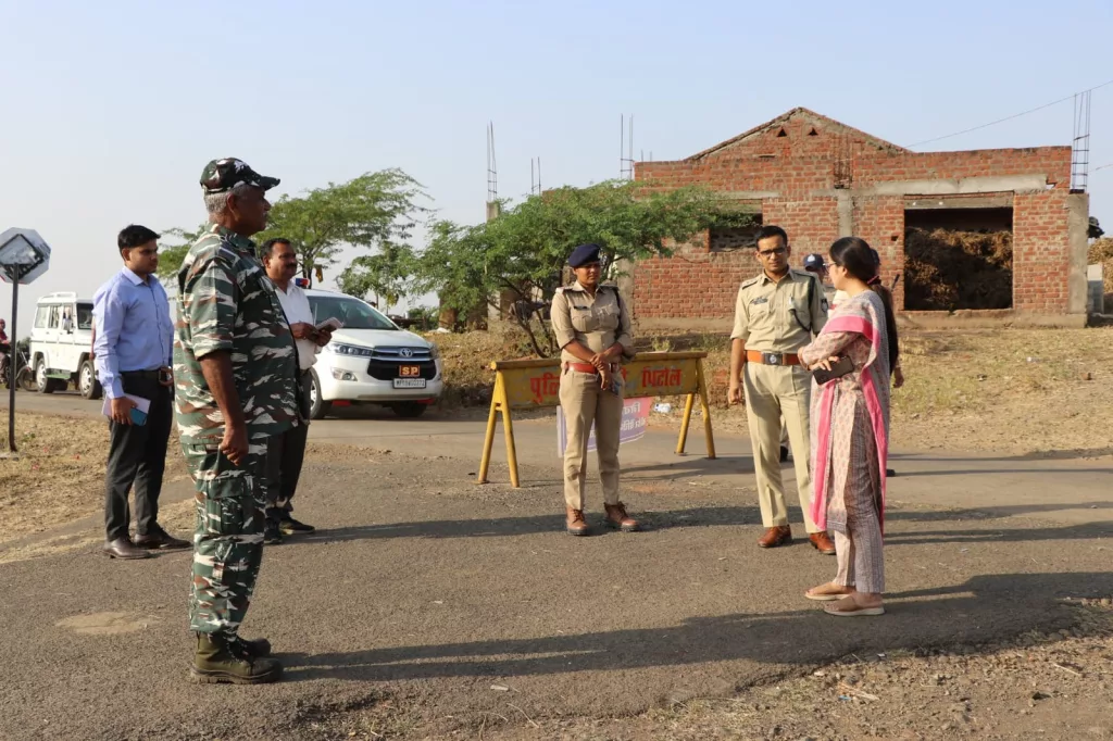 कलेक्टर एवं पुलिस अधीक्षक द्वारा गुजरात सीमा से लगी अंतर्राजिय चेक पोस्ट का किया निरीक्षण | New India Times