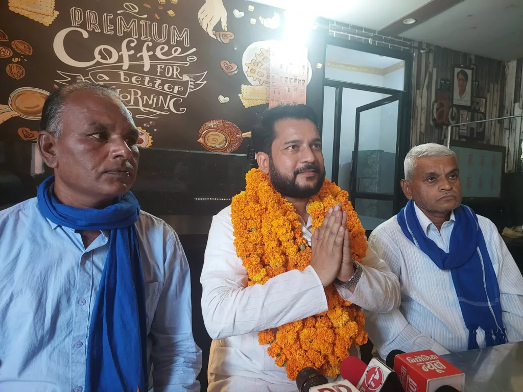 नसरुद्दीन खान को आजद समाज पार्टी का अधिकृत प्रत्याशी घोषित करते ही कार्यकर्ताओं में दौड़ी खुशी की लहर 2 नसरुद्दीन खान को आजद समाज पार्टी का अधिकृत प्रत्याशी घोषित करते ही कार्यकर्ताओं में दौड़ी खुशी की लहर | New India Times