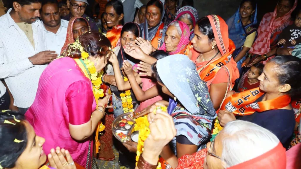 भाजपा प्रत्याशी श्रीमती अर्चना चिटनिस दीदी ने विधानसभा के गांवों में जनसंपर्क करके जनता का लिया आशीर्वाद | New India Times