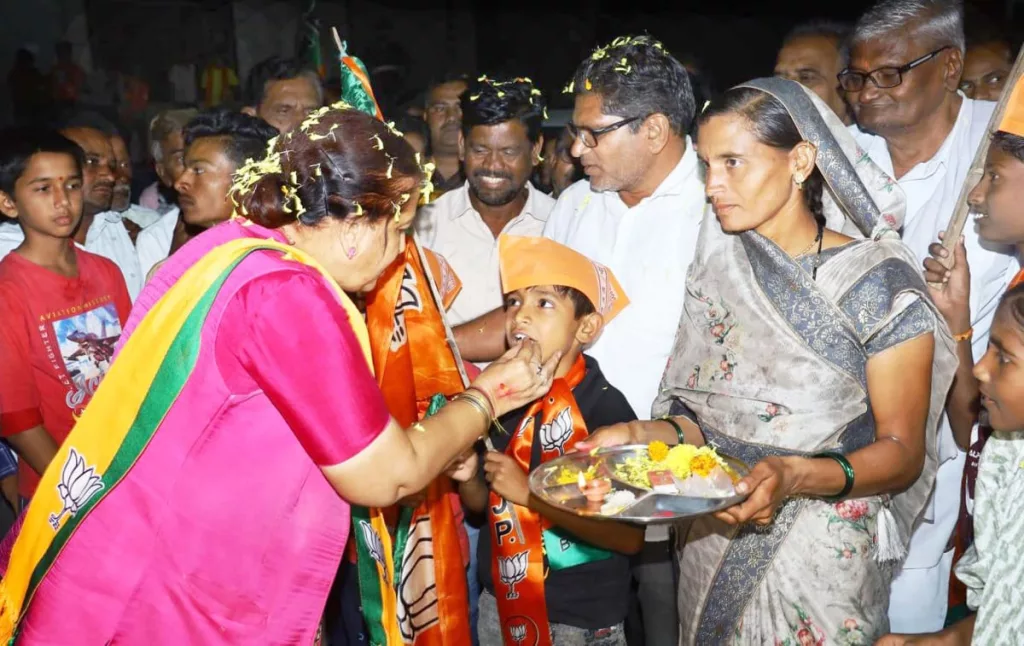 भाजपा प्रत्याशी श्रीमती अर्चना चिटनिस दीदी ने विधानसभा के गांवों में जनसंपर्क करके जनता का लिया आशीर्वाद | New India Times