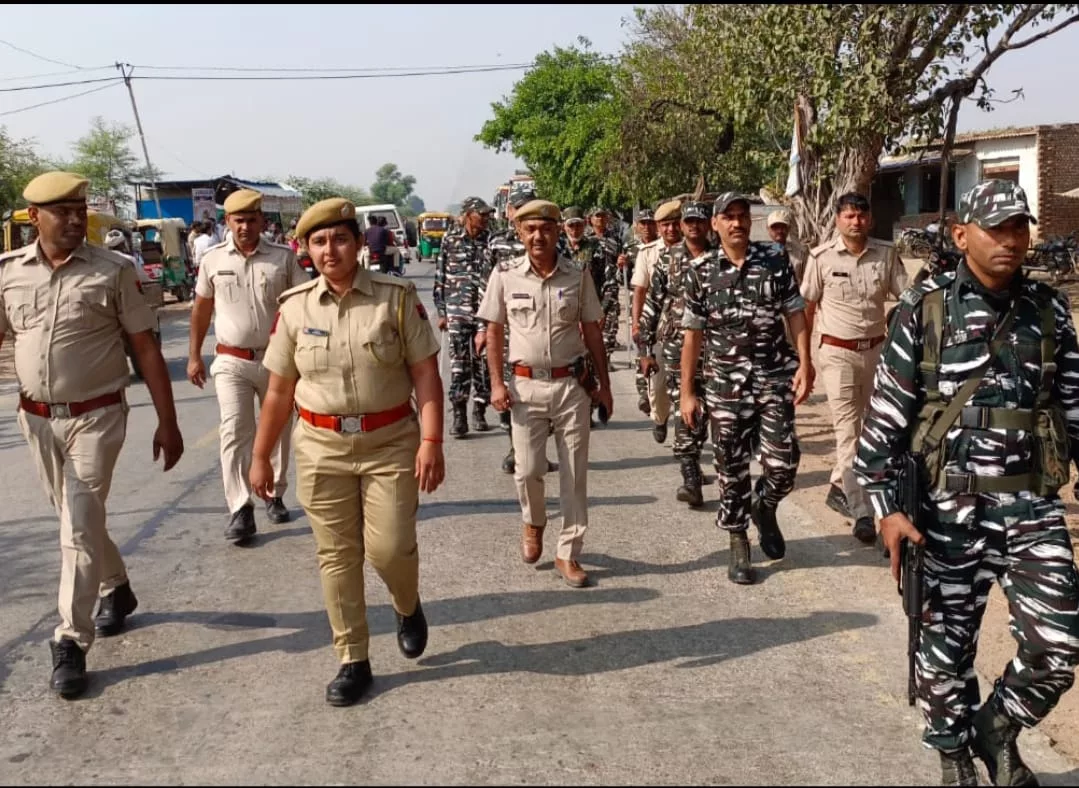 सदर थाना पुलिस और अर्द्ध सैनिक बल के अधिकारियों व जवानों ने किया पैदल फ्लैग मार्च | New India Times