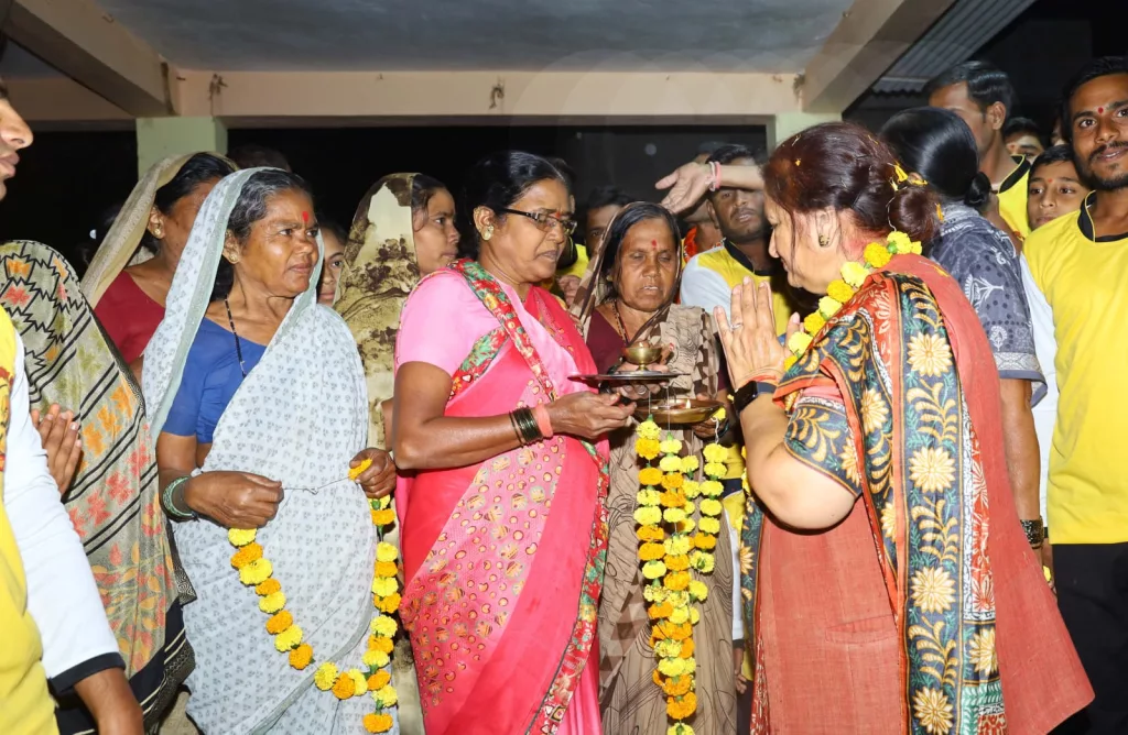 भाजपा प्रत्याशी श्रीमती अर्चना चिटनिस ने ग्राम बिरोदा और लोनी में जनता से लिया आशीर्वाद | New India Times