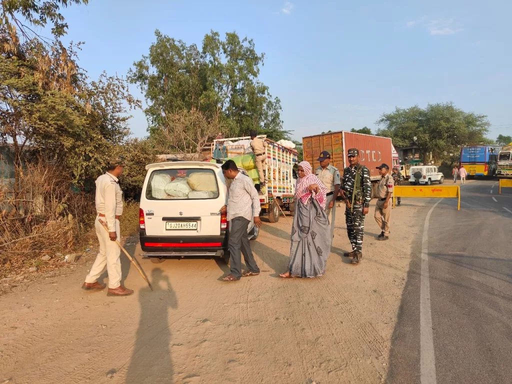 गुजरात सीमा से लगी अंतर्राज्यीय चेक पोस्ट का कलेक्टर एवं पुलिस कप्तान ने किया निरीक्षण | New India Times