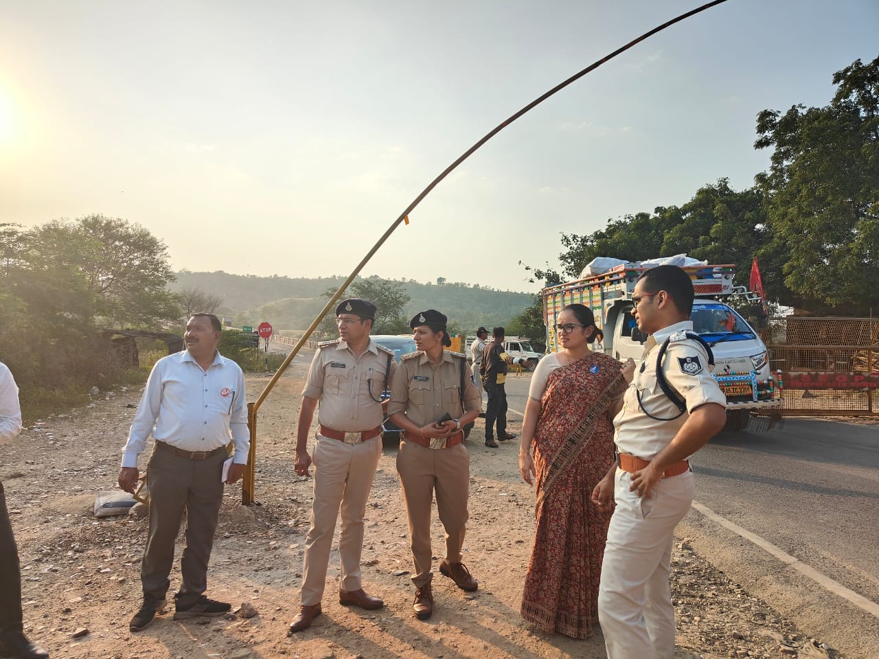 गुजरात सीमा से लगी अंतर्राज्यीय चेक पोस्ट का कलेक्टर एवं पुलिस कप्तान ने किया निरीक्षण | New India Times