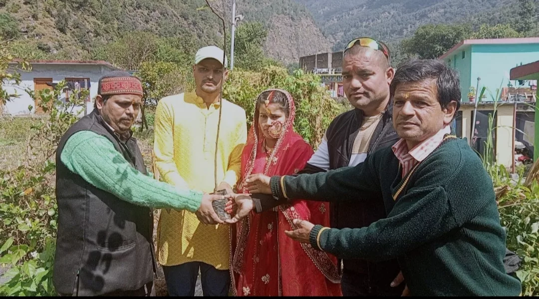 श्री विजय बिष्ट द्वारा शादी समारोह के दौरान जल जंगल जमीन बचाने की कराई गई सामूहिक प्रतिज्ञा | New India Times