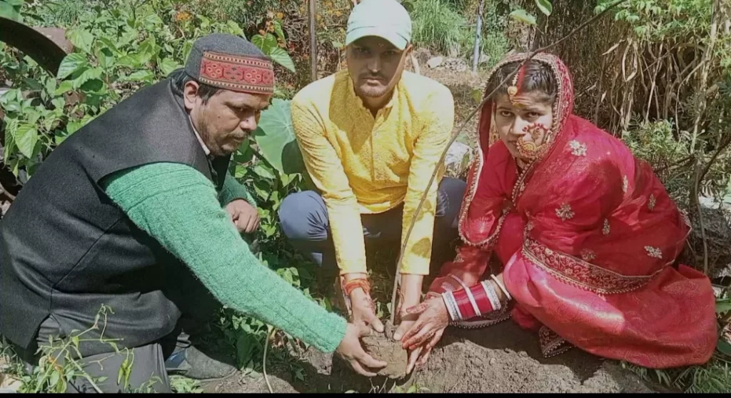 श्री विजय बिष्ट द्वारा शादी समारोह के दौरान जल जंगल जमीन बचाने की कराई गई सामूहिक प्रतिज्ञा | New India Times