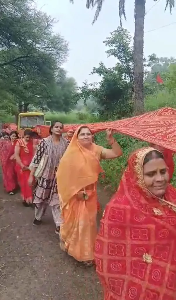 विश्व भर में नवरात्रि प्रारम्भ, निकाली गई विशाल चुनरी यात्रा 2 विश्व भर में नवरात्रि प्रारम्भ, निकाली गई विशाल चुनरी यात्रा | New India Times