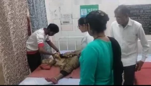 लोहिया पुल के समीप हुए सड़क हादसे में मां-बेटे गंभीर रूप से घायल, प्राथमिक उपचार के बाद किया गया मेडिकल कॉलेज झांसी रेफर | New India Times