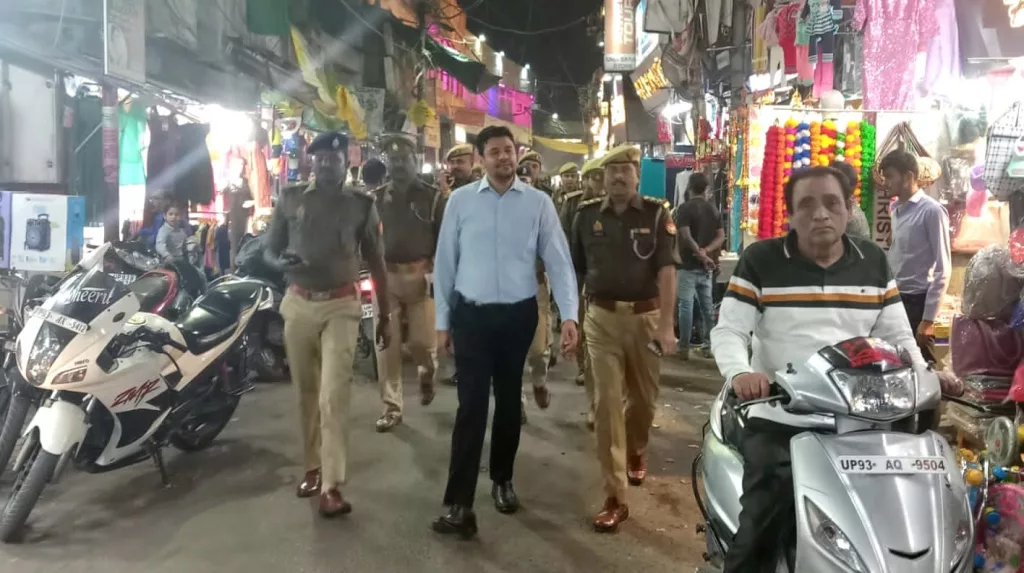 जिलाधिकारी एवं वरिष्ठ पुलिस अधीक्षक ने देर शाम नगर के व्यस्ततम बाजार में भ्रमण कर नागरिकों को दिलाया सुरक्षा का एहसास | New India Times